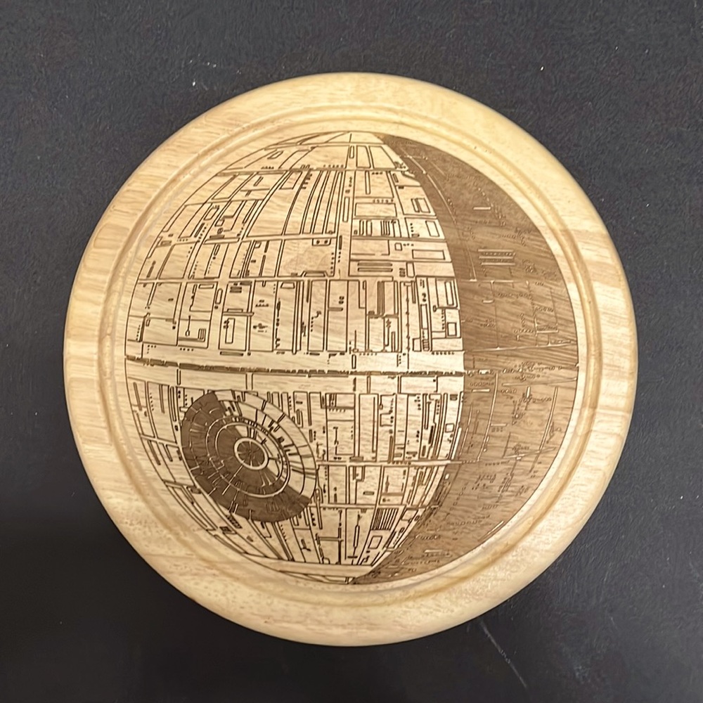 Cheeseboard with knife set. Star Wars theme…swivel feature. Light oak wood.
